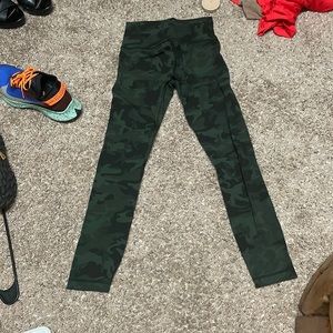 Lululemon camo leggings EUC size 4 like new